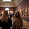 Zwei Museumsbesucherinnen