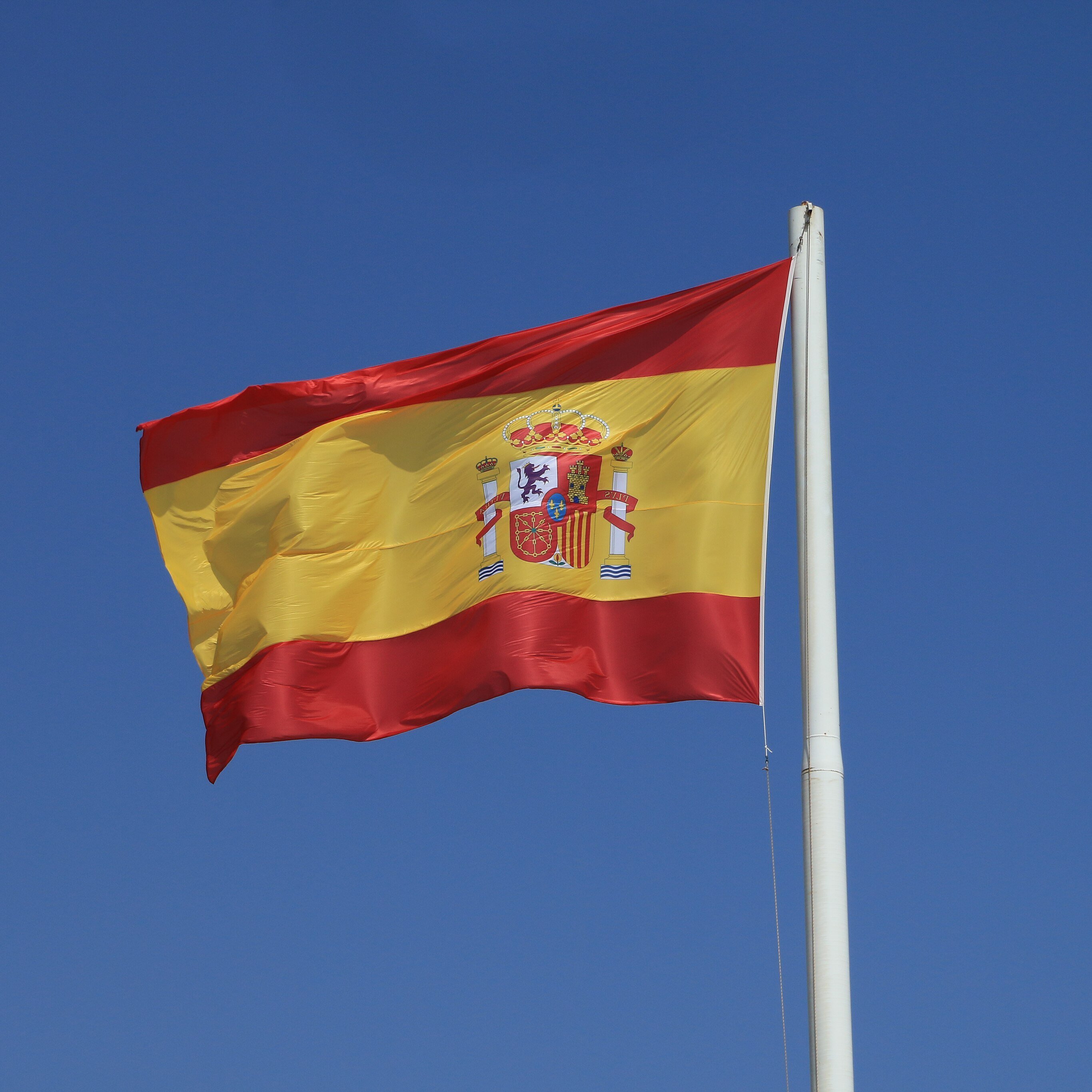 Spanische Flagge weht im Wind