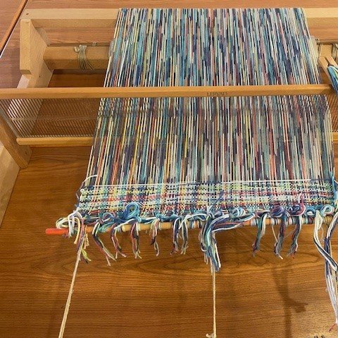 Tisch-Webrahmen mit Garn 