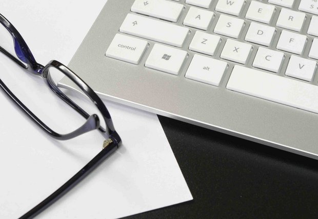 Tastatur und Brille