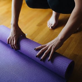 Yogamatte wird ausgerollt 