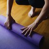 Yogamatte wird ausgerollt 
