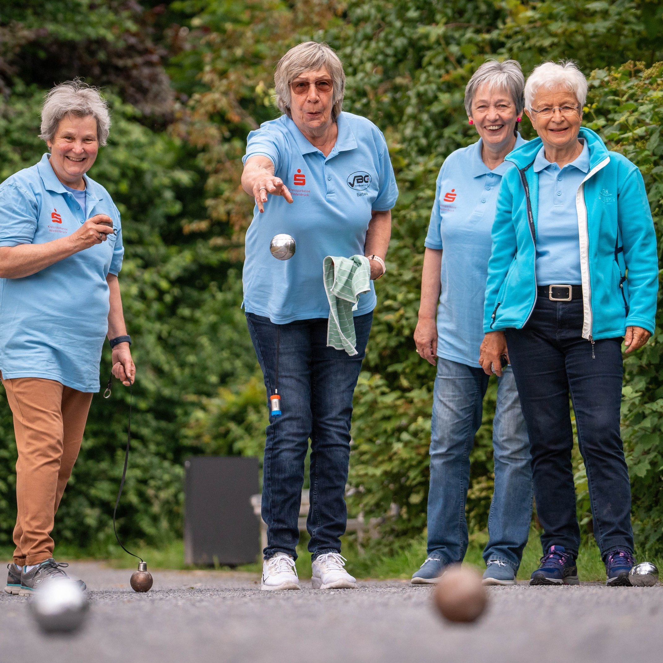 Personen die Boule spielen 