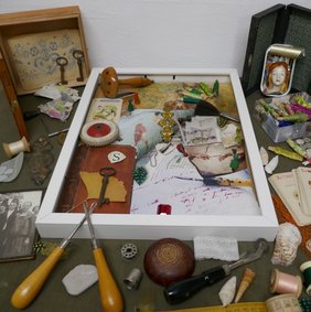 Materialien und einen Rahmen für eine Assemblage