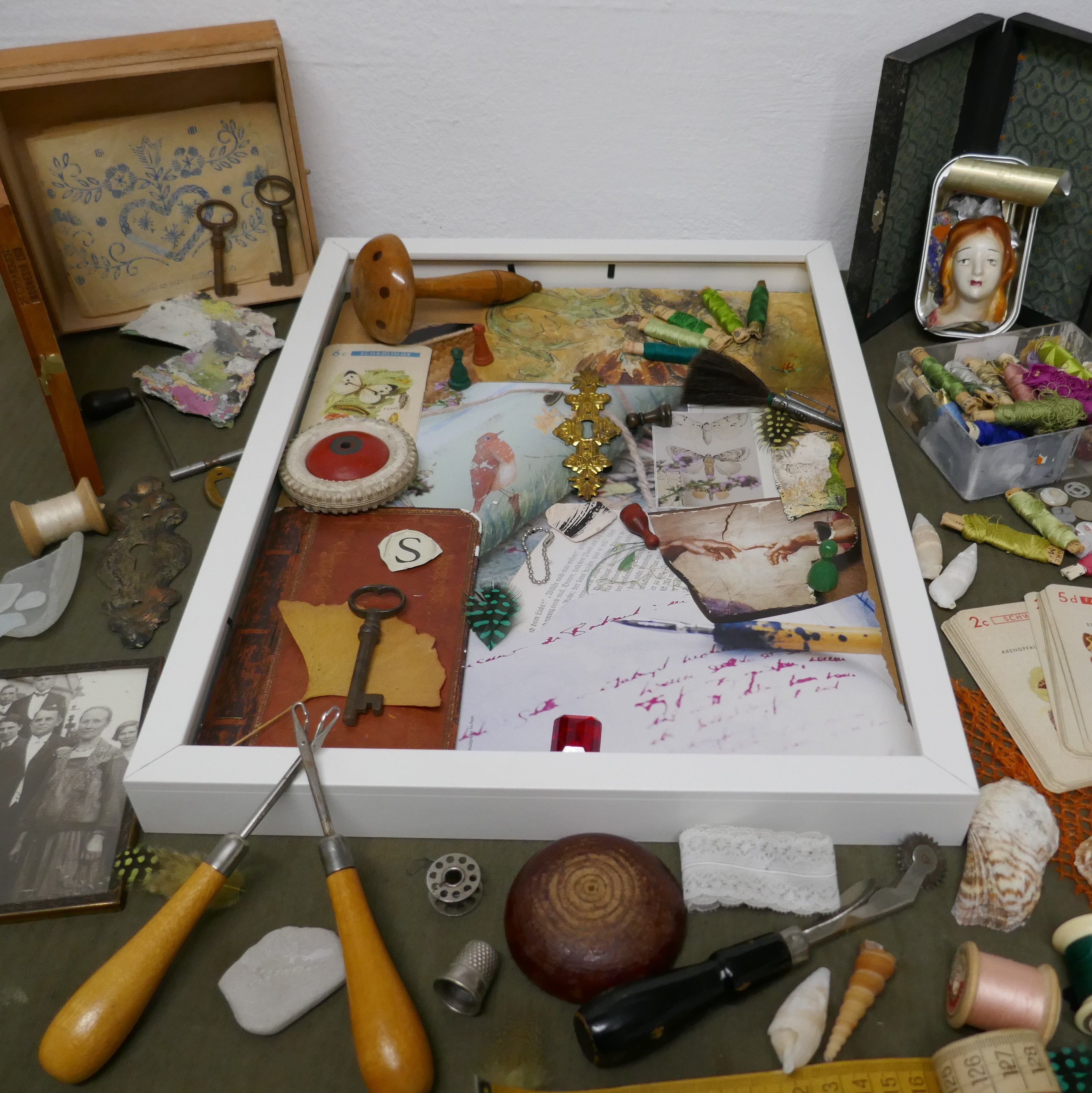 Materialien und einen Rahmen für eine Assemblage