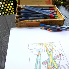 Buntstifte, Papier mit Buntstiftzeichnung 