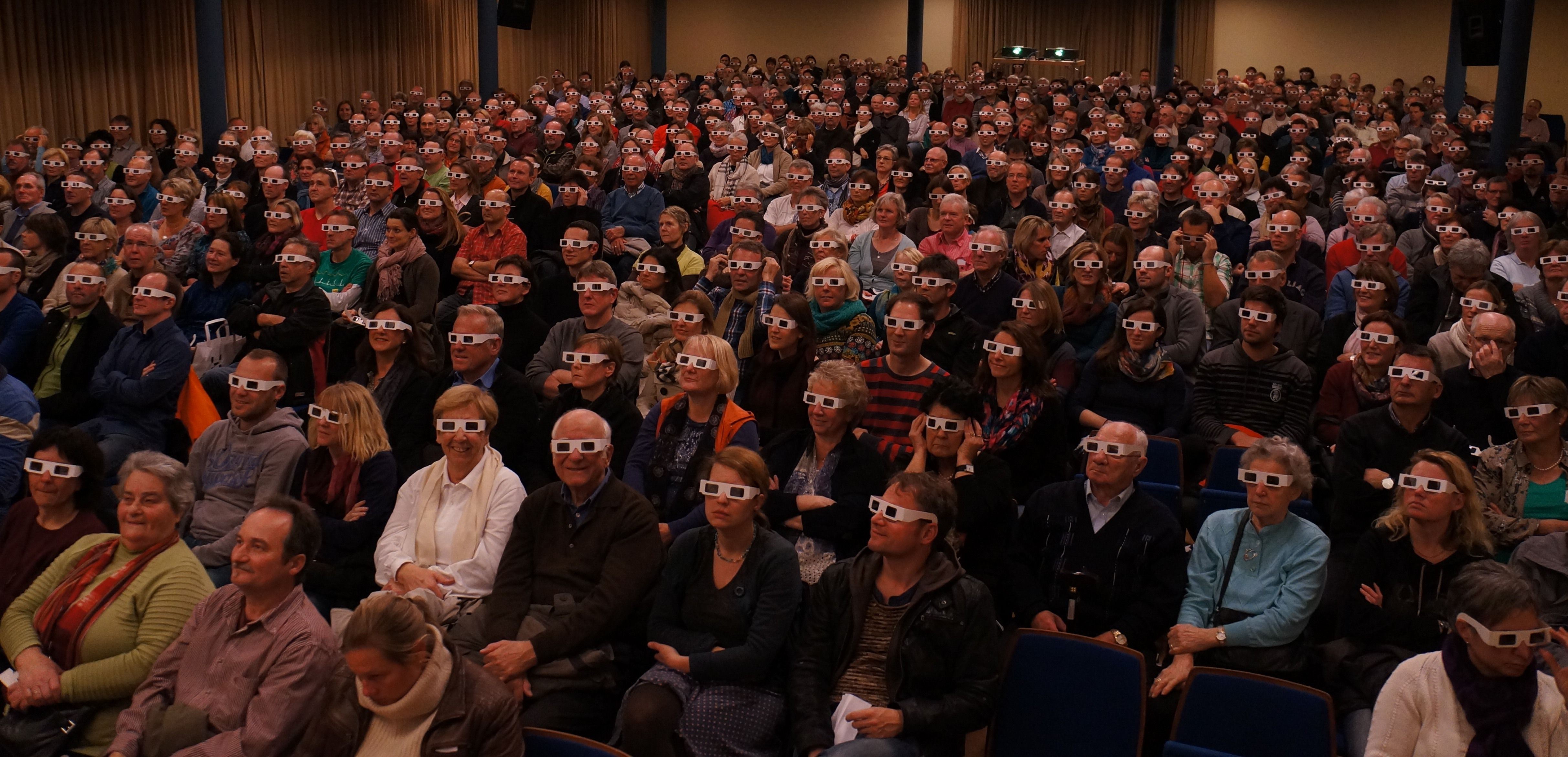 Publikum mit Brillen